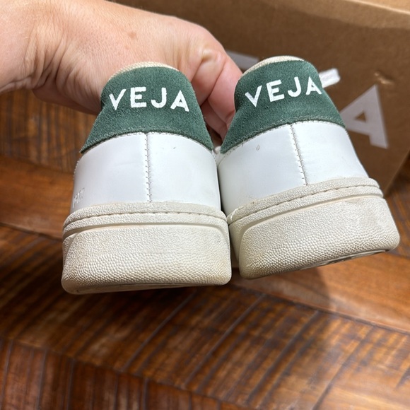 Veja V-12 Leather- Gender Inclusive- Extra White/Cypress - Picture 5 of 9